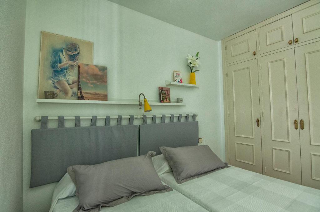 Posteľ alebo postele v izbe v ubytovaní Luminoso y fresco apartamento en 2ª línea de playa