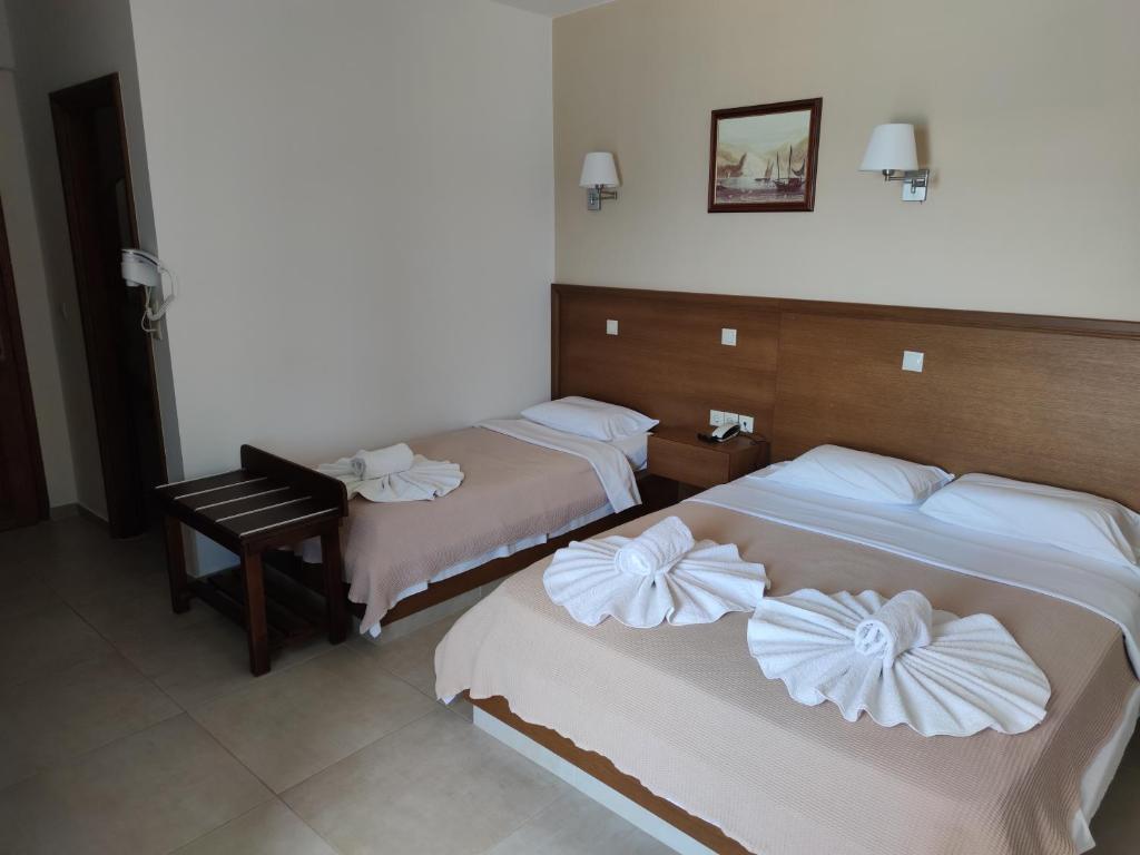 Postel nebo postele na pokoji v ubytování Filoxenia Hotel Monemvasia