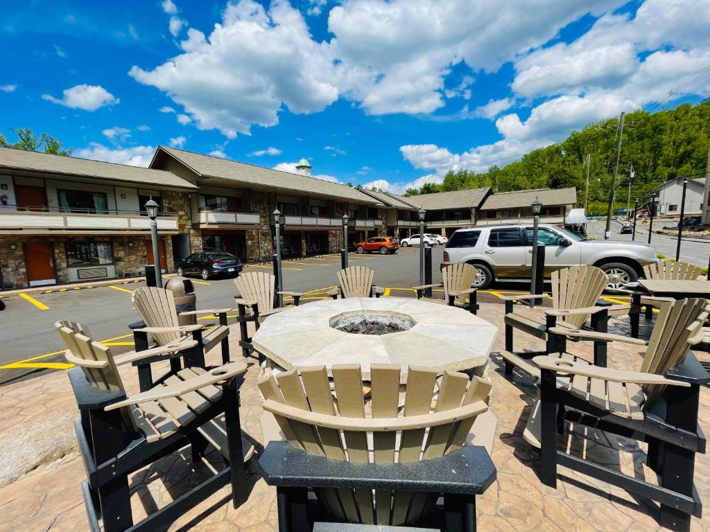 a table and chairs in front of a parking lot at Howard Johnson by Wyndham Downtown Gatlinburg in Gatlinburg