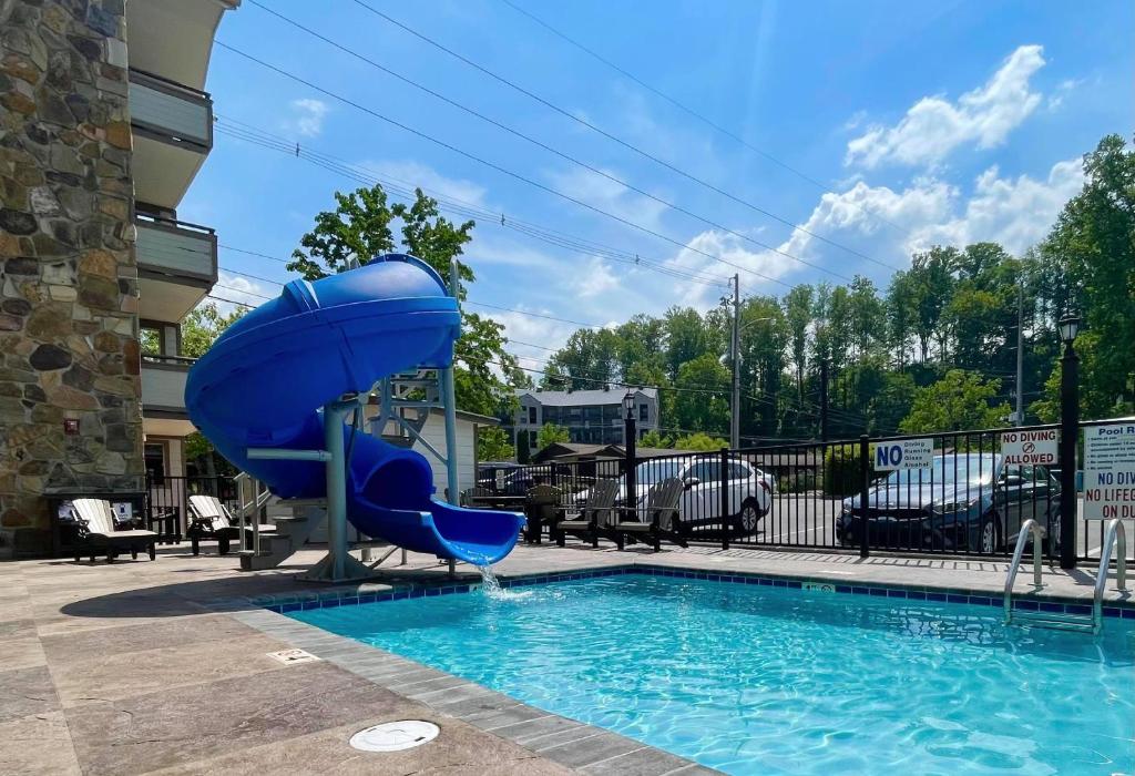 a blue water slide in a swimming pool at Howard Johnson by Wyndham Downtown Gatlinburg in Gatlinburg