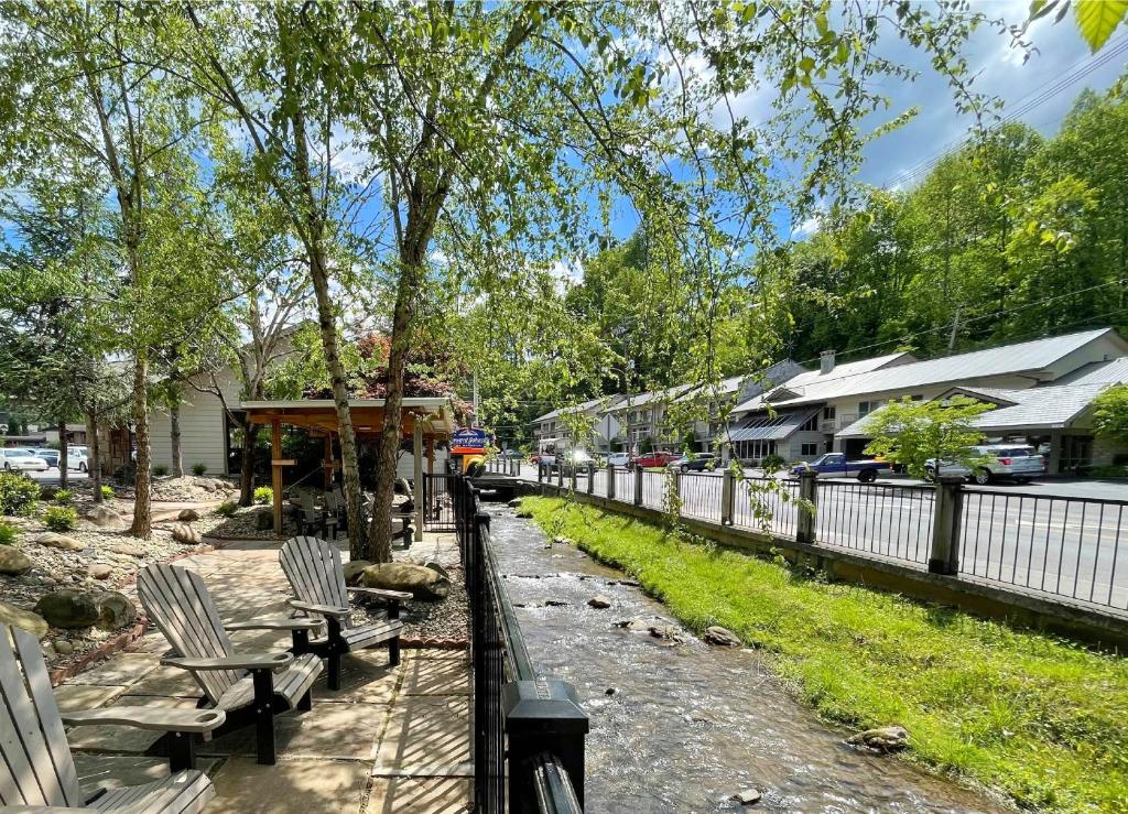 a walkway with benches and a fence next to a street at Howard Johnson by Wyndham Downtown Gatlinburg in Gatlinburg