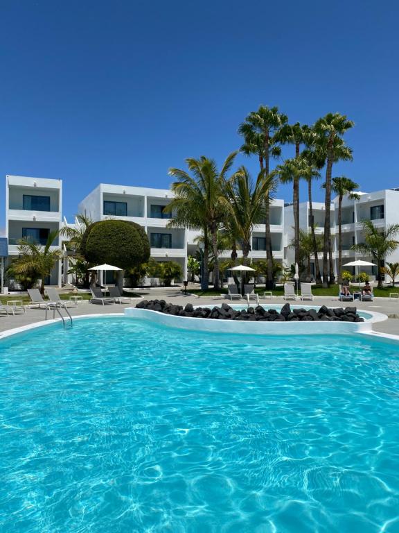 
a large swimming pool in a hotel room at Oasis Lanz Beach Mate in Costa Teguise
