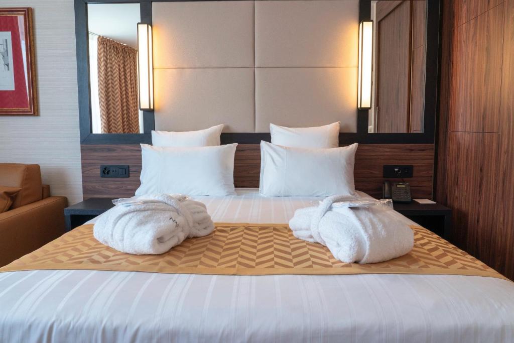 Postel nebo postele na pokoji v ubytování Nash Suites Airport Hotel