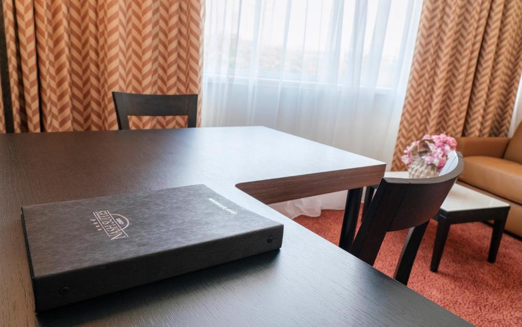 Posezení v ubytování Nash Suites Airport Hotel