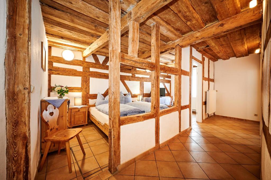 ツィルンドルフにあるHotel-Gasthof Bubの木製の天井の客室で、ベッドルーム1室(ベッド1台付)