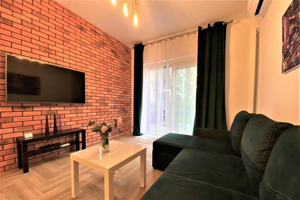 Televízia a/alebo spoločenská miestnosť v ubytovaní erApartments Mennica Residence