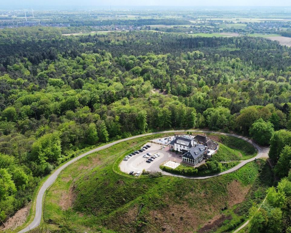 eine Luftansicht eines großen Hauses inmitten eines Waldes in der Unterkunft Het Montferland in Zeddam