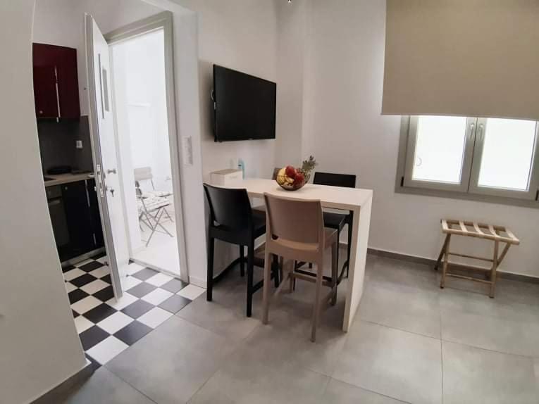 Televízia a/alebo spoločenská miestnosť v ubytovaní Naxos Ellis Apartments