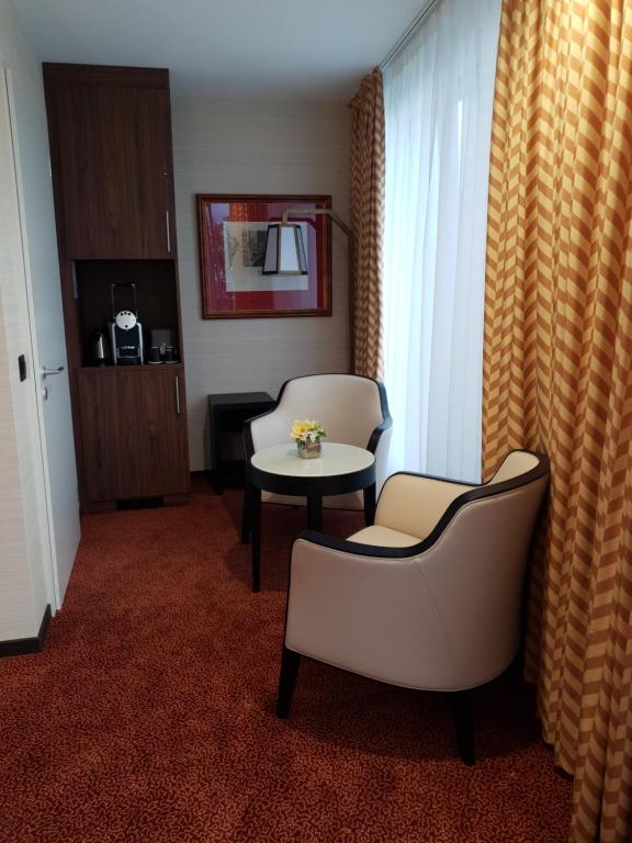 Posezení v ubytování Nash Suites Airport Hotel