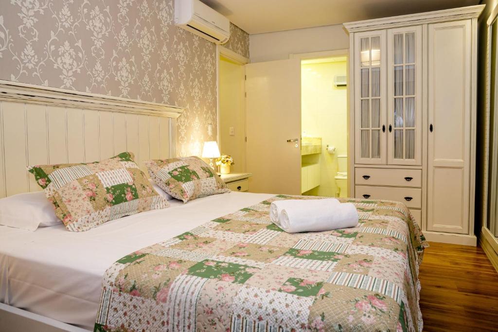 Apartamento amplo e muito bem decorado na rua da Aldeia do Papai Noel  Apartamento amplo e muito bem decorado na rua da Aldeia do Papai Noel