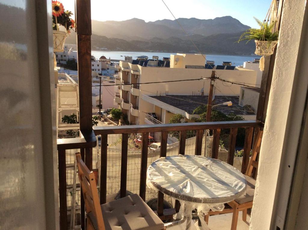un tavolo e sedie su un balcone con vista di Kelly's studio SISAMOS a Karpathos