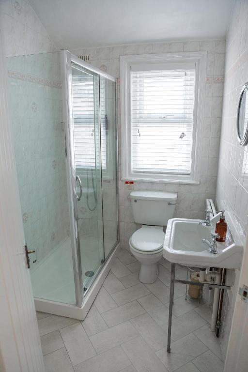 Kingsway Guesthouse - A selection of Single, Double and Family Rooms in a Central Location - Habitación Individual Con Baño Privado Externo