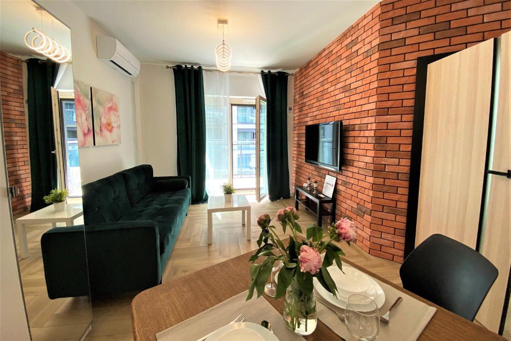 Televízia a/alebo spoločenská miestnosť v ubytovaní erApartments Mennica Residence