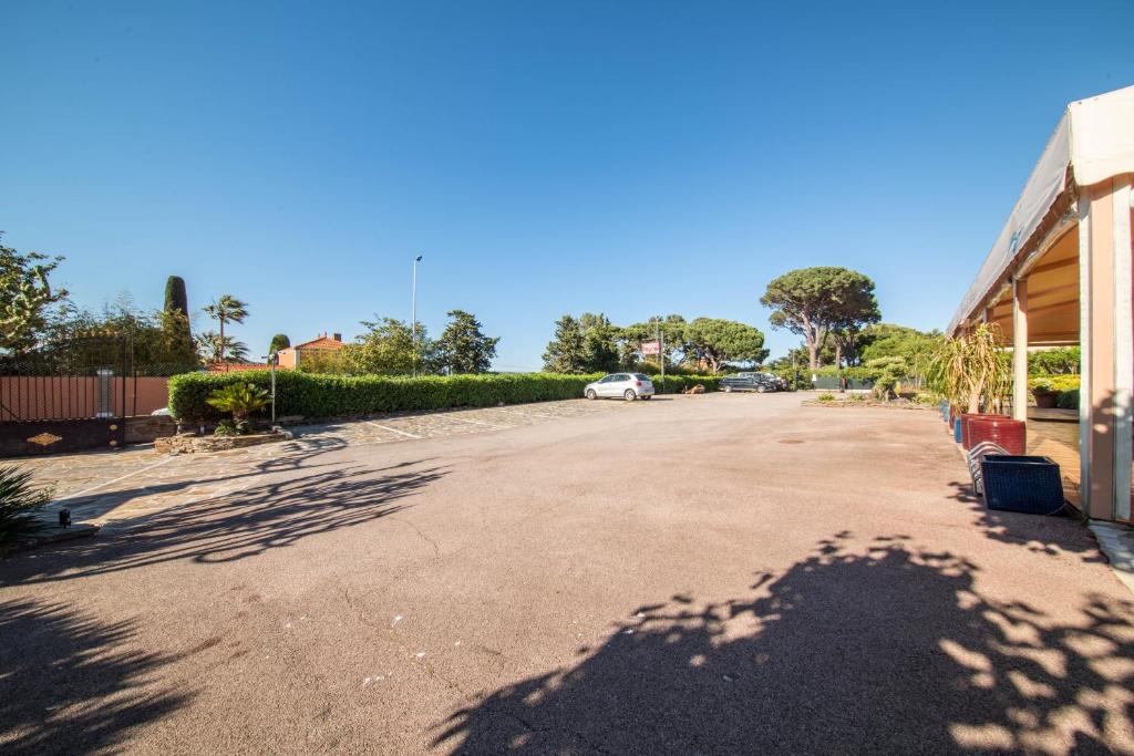 an empty street in front of a building at Hotel Brin d'Azur - Saint Tropez in Saint-Tropez