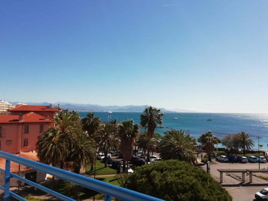 a view of the ocean from a balcony at Appartement rooftop vue mer in Antibes