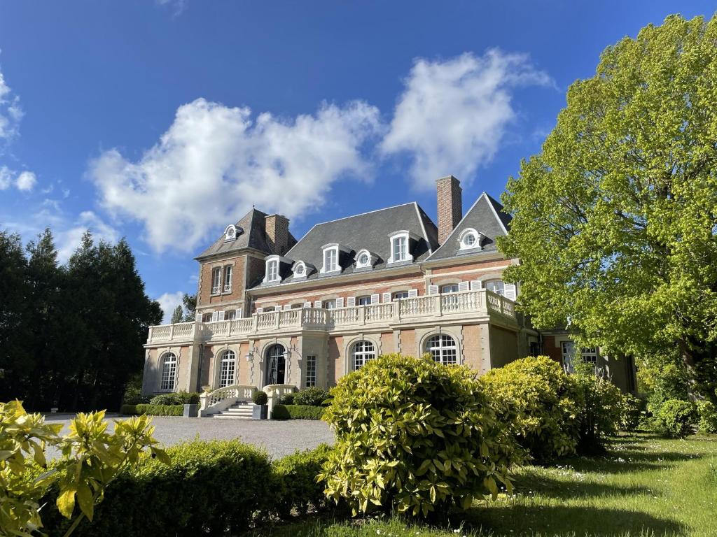 Château de Noyelles – Baie de Somme في نو-سور-مير: منزل من الطوب كبير مع سقف رمادي