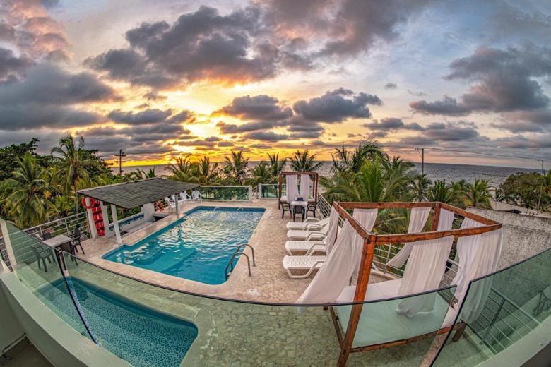 a swimming pool with lounge chairs and a resort at Hotel Green Coveñas in Coveñas