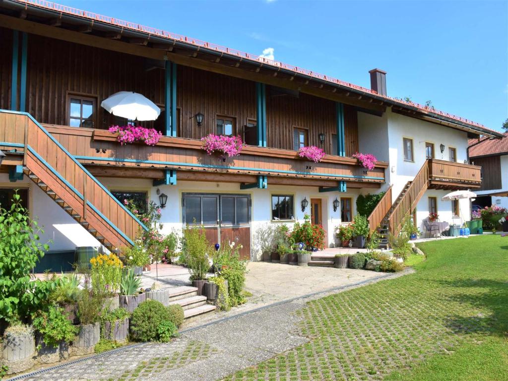 un edificio con flores a un lado. en Ferienhof Schauer en Bad Endorf