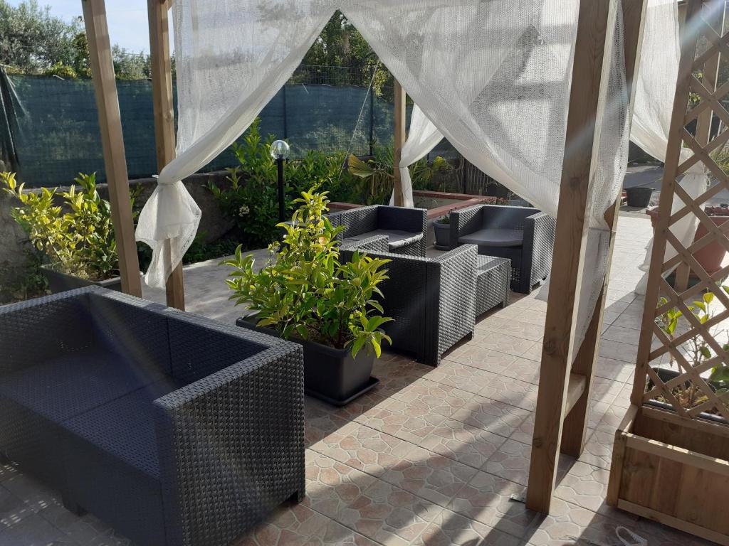 un patio con divani e piante in una tenda. di B&b il Girasole a Grisolia