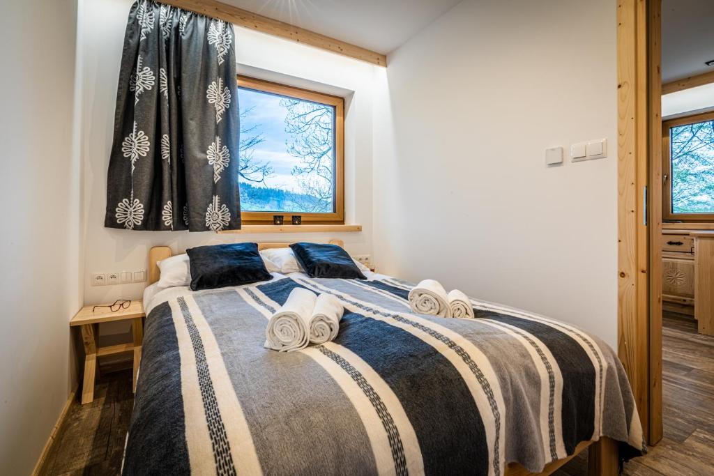 Posteľ alebo postele v izbe v ubytovaní Biały Miś Apartamenty Art & Design
