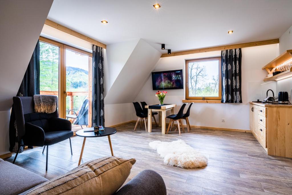 Televízia a/alebo spoločenská miestnosť v ubytovaní Biały Miś Apartamenty Art & Design