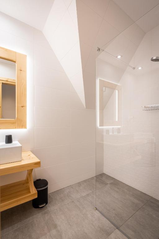 Kúpeľňa v ubytovaní Biały Miś Apartamenty Art & Design