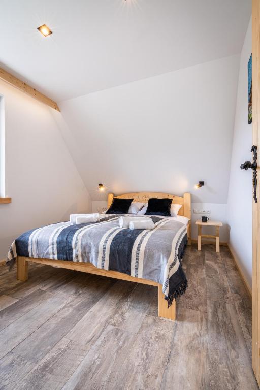 Posteľ alebo postele v izbe v ubytovaní Biały Miś Apartamenty Art & Design
