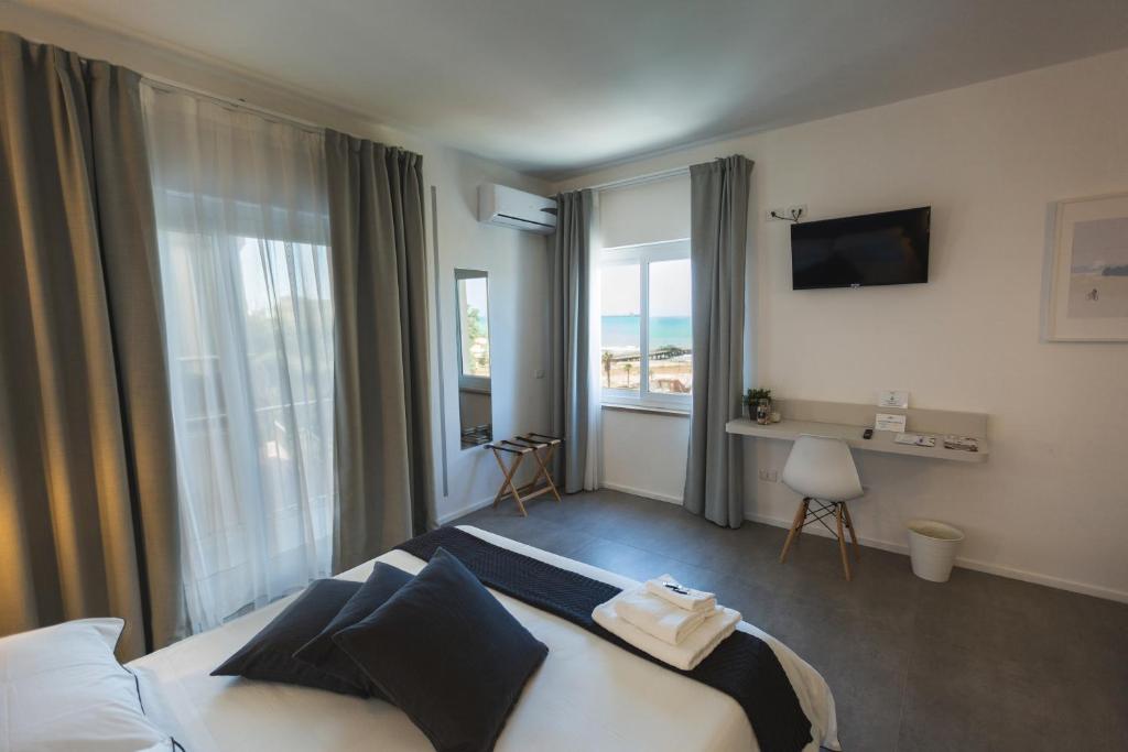 a hotel room with a bed and a window at B&B a due passi dal mare in Gela