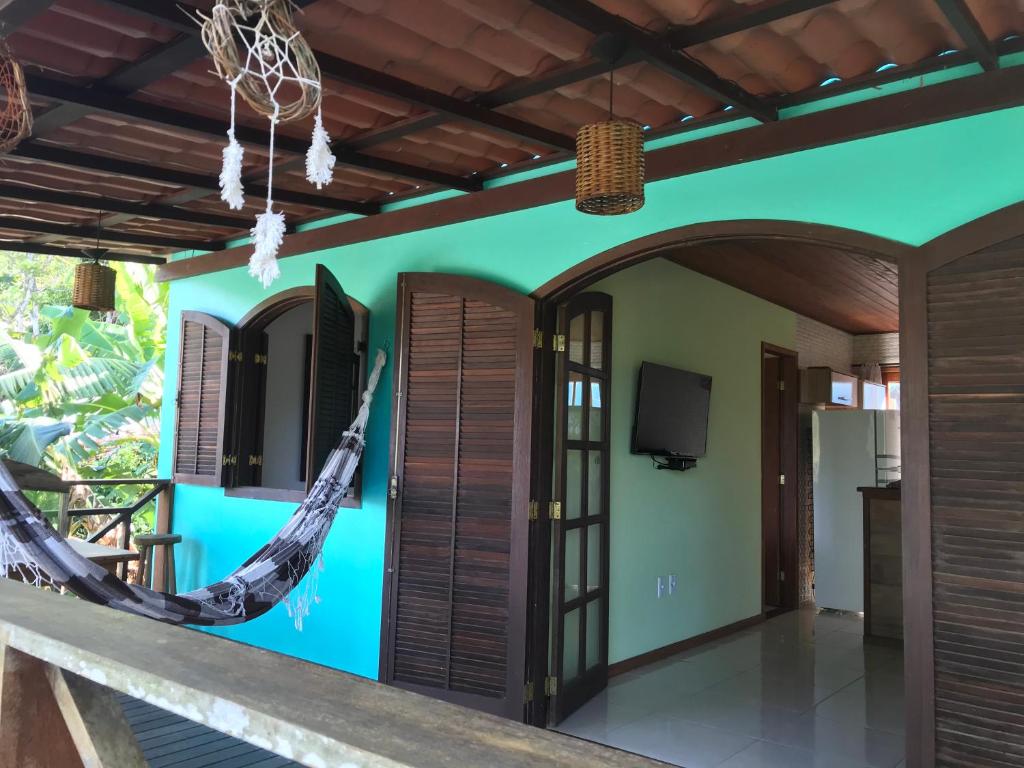 pokój z hamakiem w domu w obiekcie Chalé da Ana Aventureiro w mieście Angra dos Reis