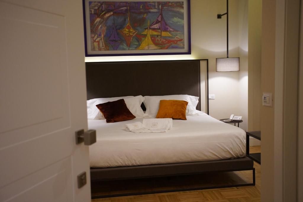 A bed or beds in a room at Palazzo Bibbi - Rooms to Live