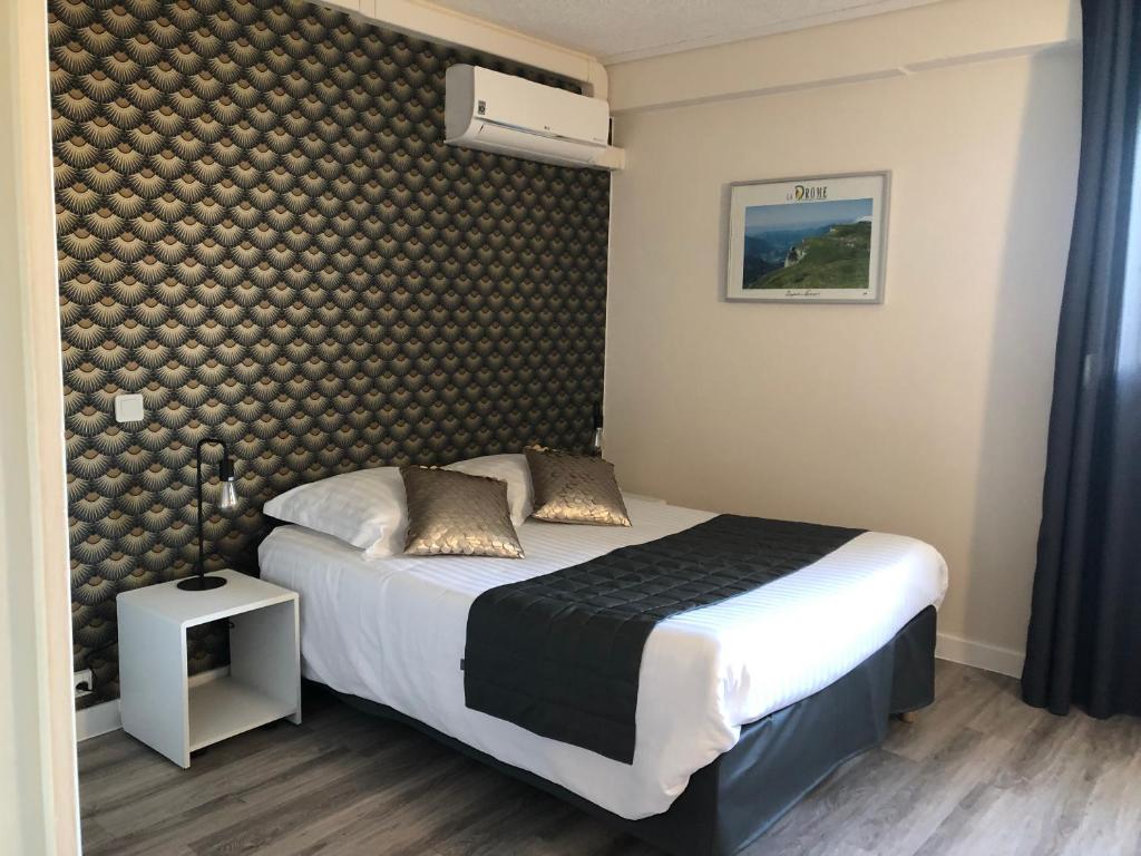 Postel nebo postele na pokoji v ubytování Hotel Alpes Cevennes