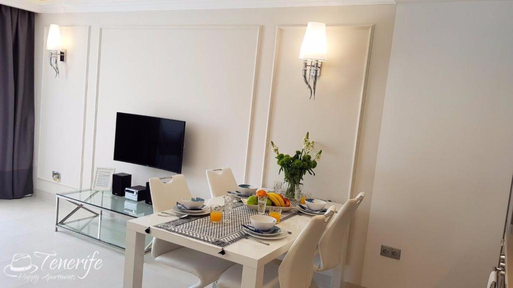 Televízia a/alebo spoločenská miestnosť v ubytovaní Apartament Malibu Blue