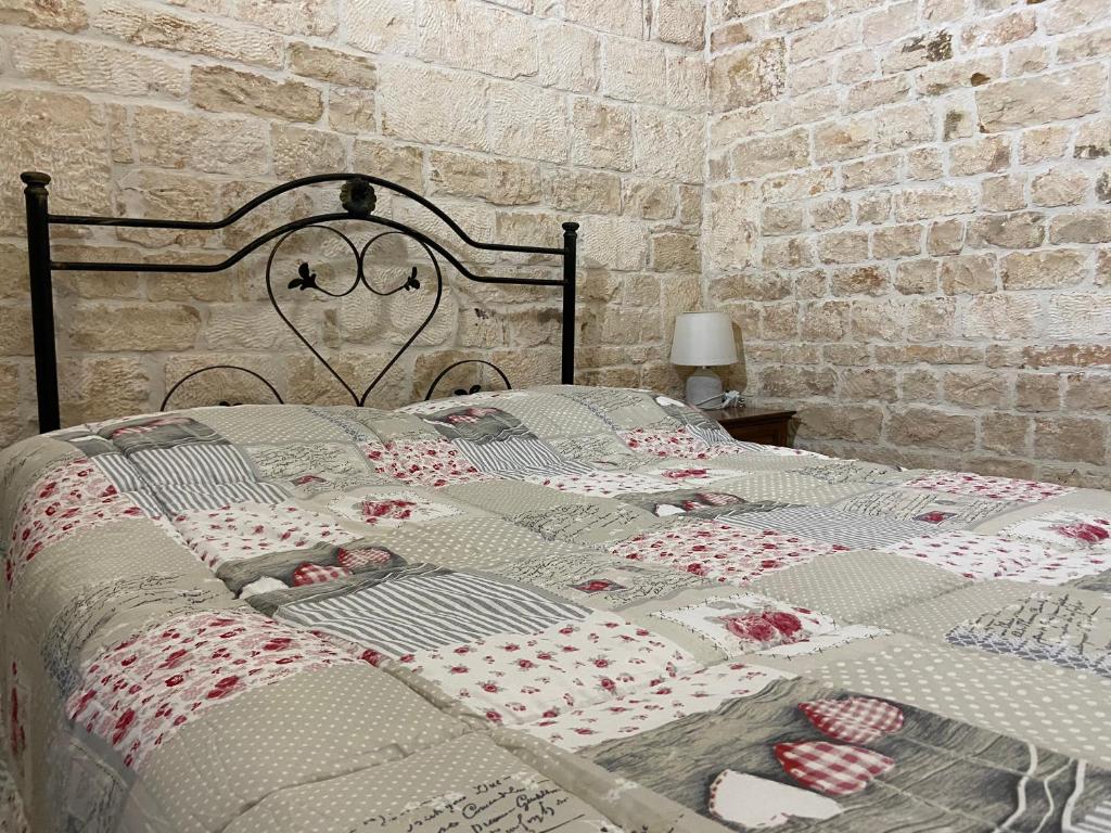 łóżko z kołdrą z sercem w obiekcie Trullo Zia Nina w Alberobello