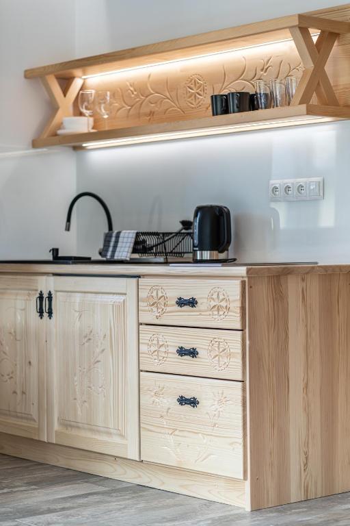 Kuchyňa alebo kuchynka v ubytovaní Biały Miś Apartamenty Art & Design