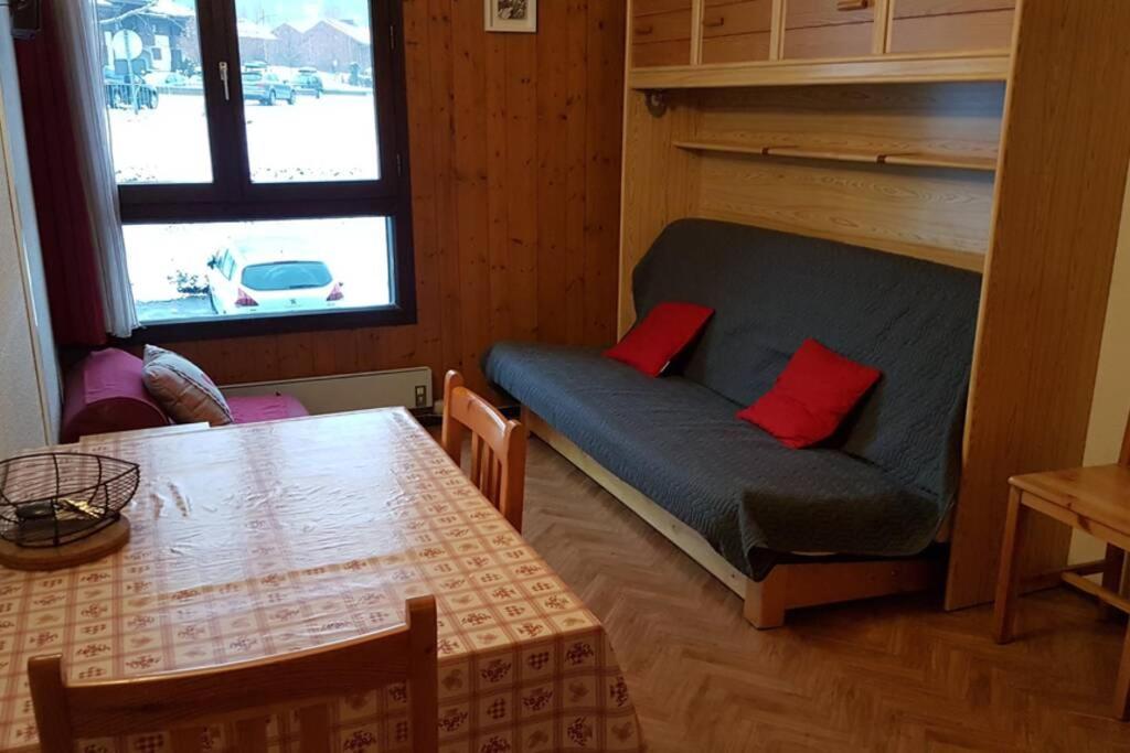 uma sala de estar com um sofá e uma mesa em Studio les Houches. Vallée de Chamonix em Les Houches
