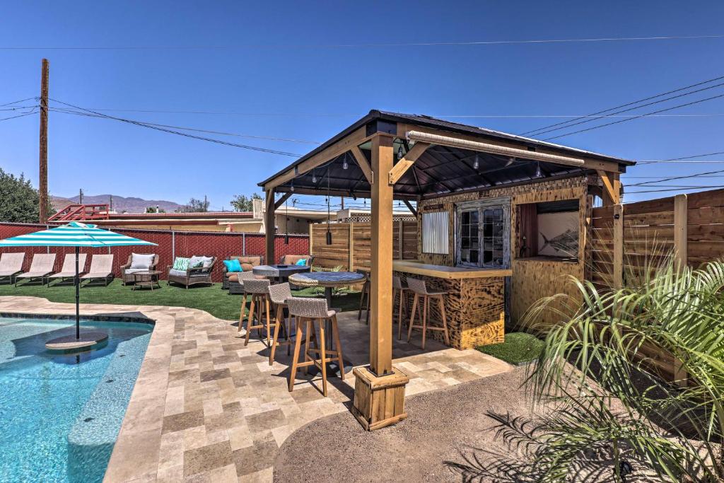einen Pavillon mit einer Bar neben einem Pool in der Unterkunft Updated Home with Outdoor Oasis, 2 Mi to Lake! in Lake Havasu City