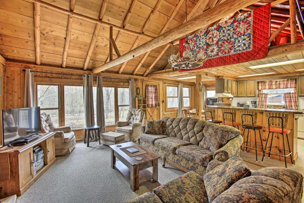 Posezení v ubytování Rustic River View Cabin with Fire Pit, Games and Grill