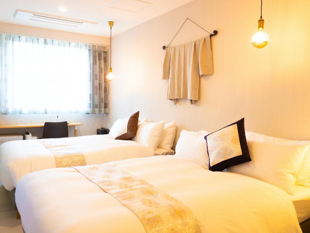 um quarto de hotel com duas camas e uma janela em Kiba no Tsuru Carane Hotel - Vacation STAY 40658v em Tóquio