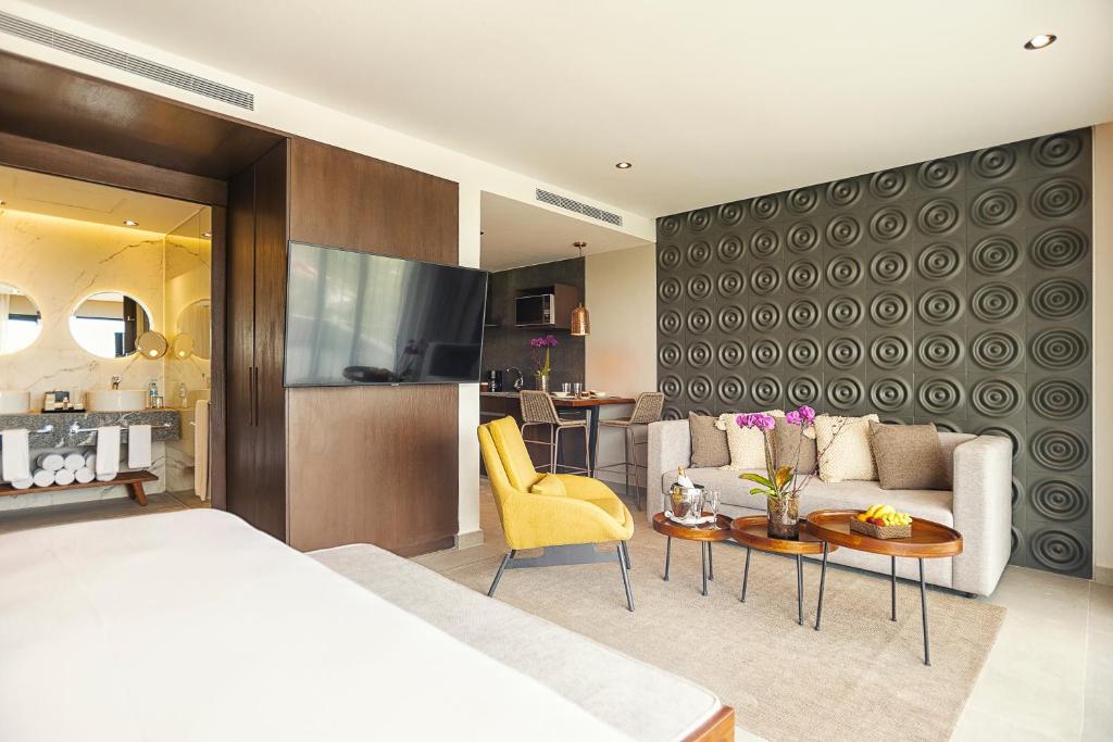 Habitación Estándar — balcón con vista a jardines, piscina o mar