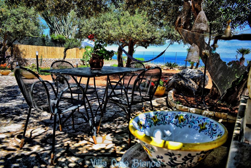 カステッランマーレ・デル・ゴルフォにあるVilla Cala Biancaの庭園(テーブル、椅子、バスタブ付)