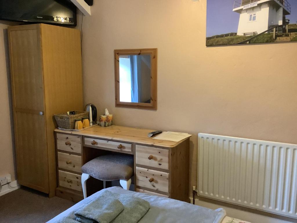 Кровать или кровати в номере Haelarcher Farmhouse and Helicopter B&B