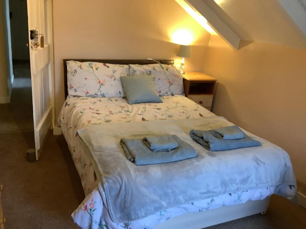 Кровать или кровати в номере Haelarcher Farmhouse and Helicopter B&B