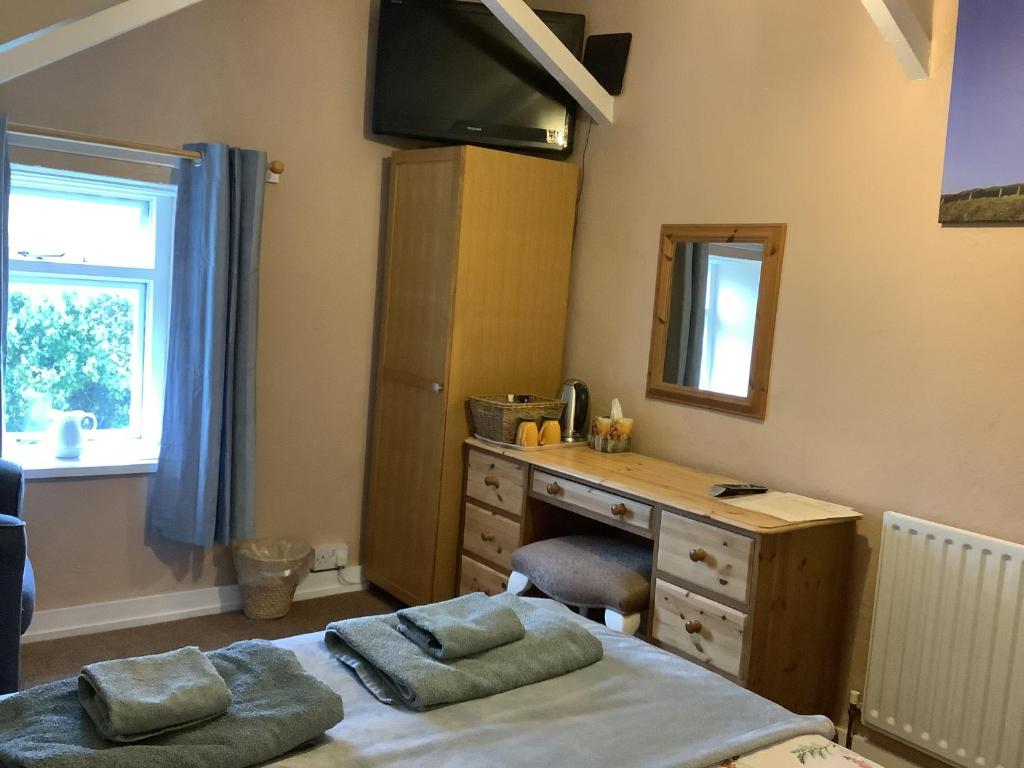 Кровать или кровати в номере Haelarcher Farmhouse and Helicopter B&B