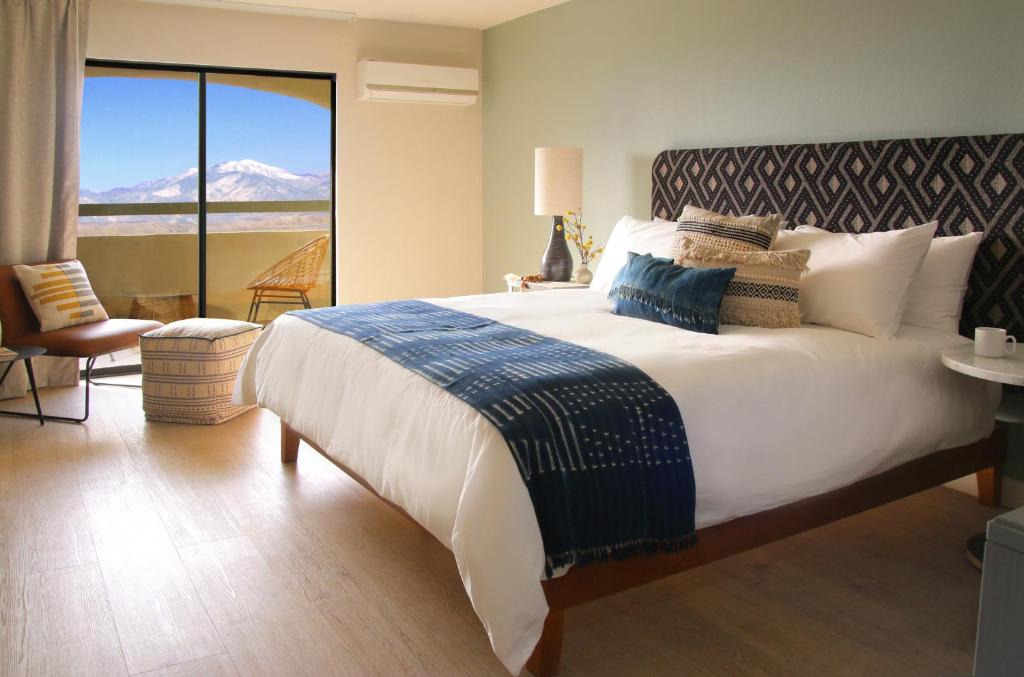 Postel nebo postele na pokoji v ubytování Azure Palm Hot Springs