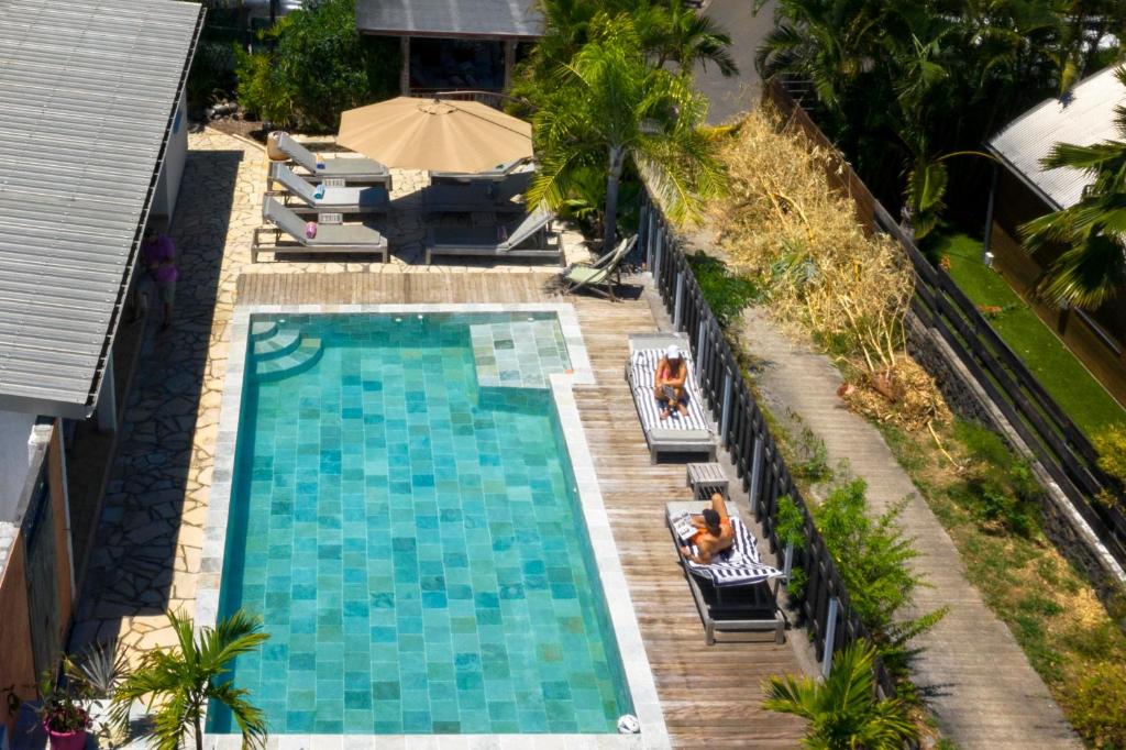 an overhead view of a swimming pool at a resort at La Villa Miranda Meublé de Tourisme 4 * in Saint-Gilles les Bains