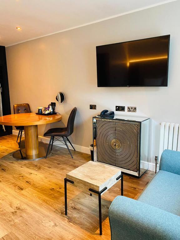 TV a/nebo společenská místnost v ubytování The Studley Hotel