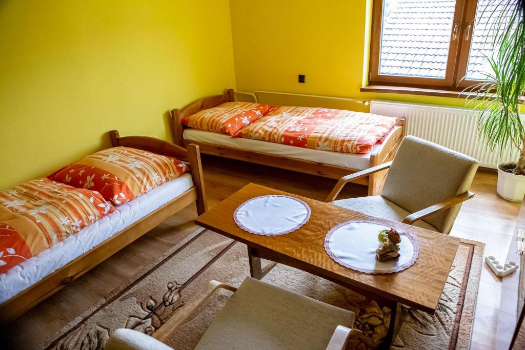 un soggiorno con letto, tavolo e sedie di Privat Bajka 2 a Spišské Bystré