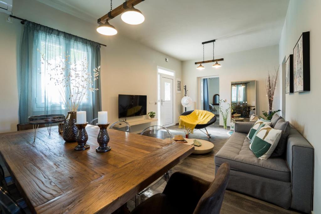 Lucas home في ليكسوري: غرفة معيشة مع طاولة خشبية وأريكة