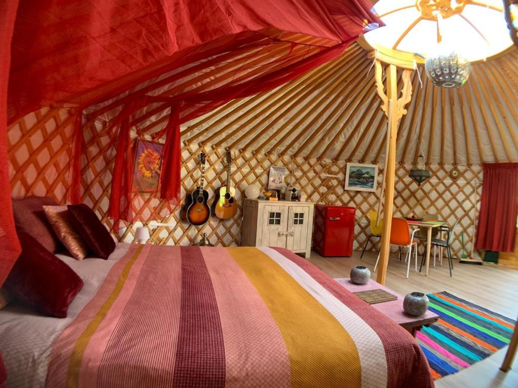 Rúm í herbergi á Overnachten in een luxe yurt!