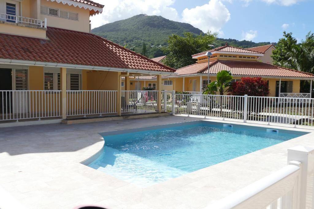 Bazén v ubytování Suite duplex avec piscine- jardin privée - 3 chambres - BED AND COFFEE FAMILY nebo v jeho okolí